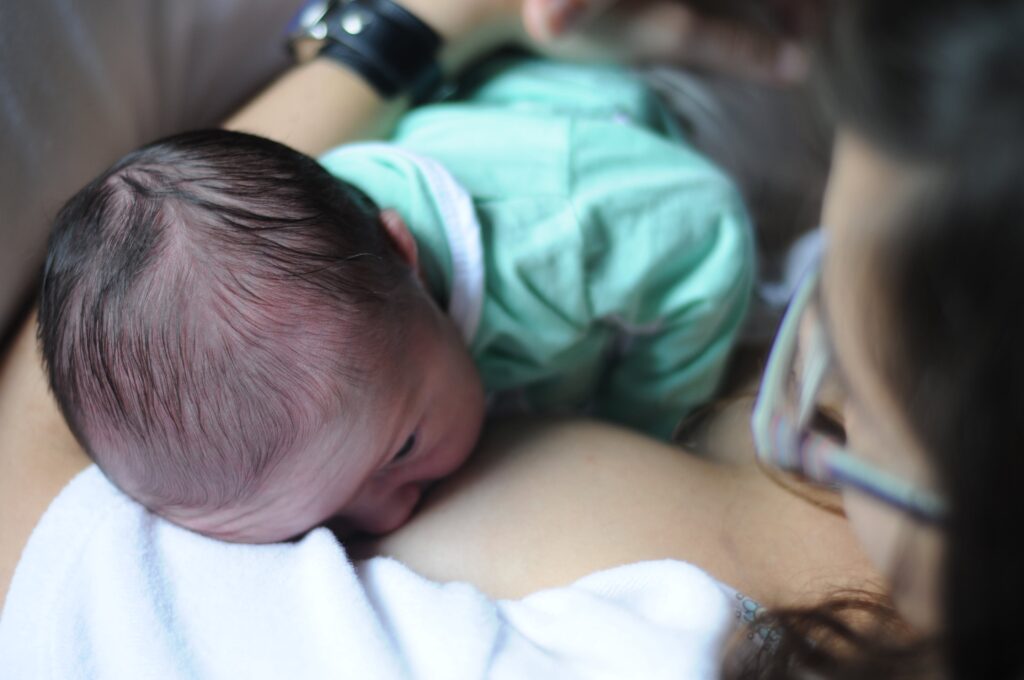 8 Motivos que podem levar o bebê a morder o peito na amamentação