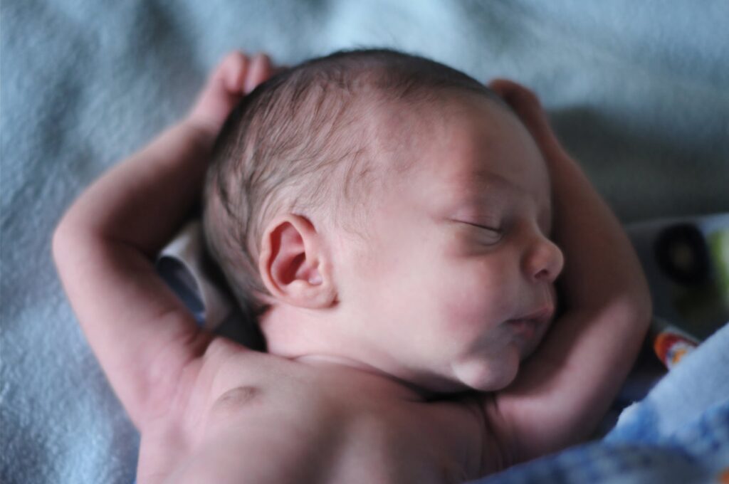 Os bebês já nascem sabendo dormir, mas o sono vai evoluindo, adaptando-se às necessidades do ser humano em cada fase da sua vida.